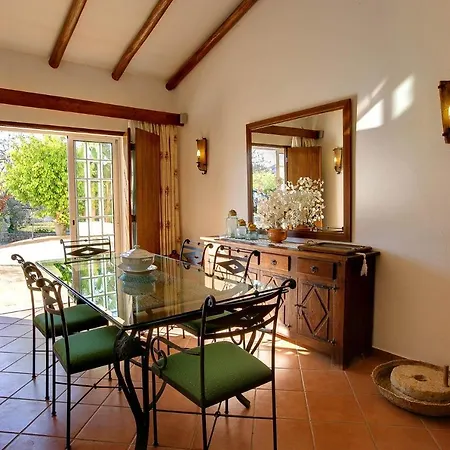 Villa Sleeps 6 Air Con Poco das Canas