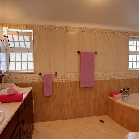 Villa Sleeps 6 Air Con Poco das Canas